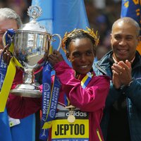 Čikāgas un Bostonas maratonu uzvarētāja Džeptu tiek turēta aizdomās par dopinga lietošanu