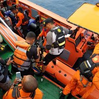 Indonēzijas glābēji varētu būt atraduši avarējušās pasažieru lidmašīnas fizelāžu
