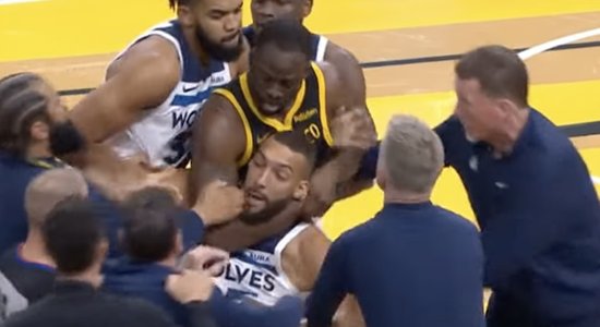 Noskaties! NBA mačā izplūcas 'Warriors' un 'Timberwolves' basketbolisti