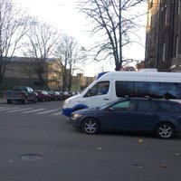 Foto: ‘Rīgas satiksmes’ mikroautobuss aizmirst par noteikumiem