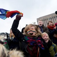 Foto: Somijā gavilē; parlaments atbalsta viendzimuma laulību legalizāciju