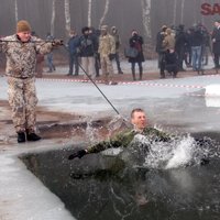 ФОТО: солдаты в Адажи отшлифовывают навыки и прыгают в прорубь