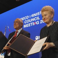 Grībauskaite paraksta līgumu par Lietuvas iestāšanos OECD