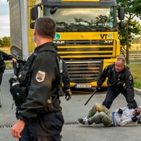 Francijas policija ar asaru gāzi izklīdina vairāk nekā 800 migrantu