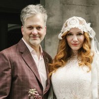 Slavena aktrise apprecējusies latviešu dizaineres radītā kleitā