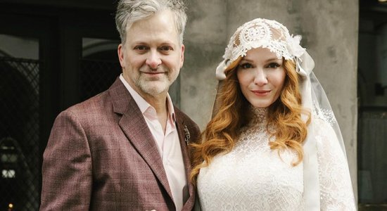 Slavena aktrise apprecējusies latviešu dizaineres radītā kleitā