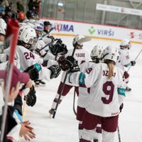 Latvijas U-18 hokejistes zaudē svarīgā mačā pasaules čempionātā Rīgā