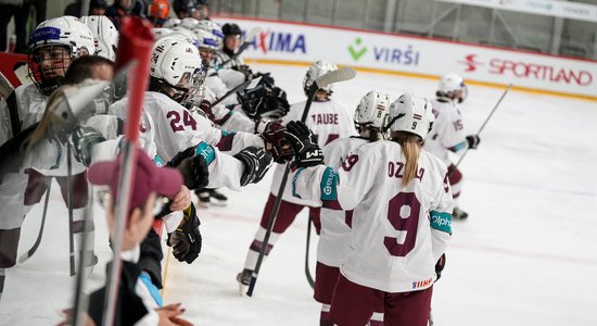 Latvijas U-18 hokejistes zaudē svarīgā mačā pasaules čempionātā Rīgā