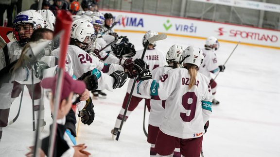 Latvijas U-18 hokejistes zaudē svarīgā mačā pasaules čempionātā Rīgā