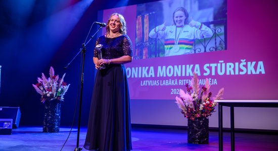 Foto: Svinīgā ceremonijā par Latvijas gada labākajiem riteņbraucējiem nosauc Stūrišku un Skujiņu