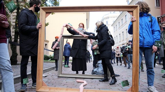 Mazo uzņēmēju protesta akcija "Atdod karoti" un radošo darbinieku līdzakcija "Nēesošais skats" - 10