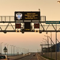 Krievijas ieceltā Krimas vadība paziņo par satiksmes atjaunošanu pār Krimas tiltu
