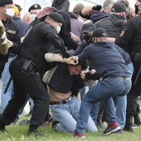 Foto: Baltkrievijā protestē pret opozīcijas kandidātu nereģistrēšanu prezidenta vēlēšanām