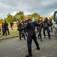 Francijas policija izjauc 1000 migrantu mēģinājumus iekļūt Lamanša tunelī