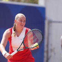 Ostapenko uzzina pretinieci Sinsinati turnīra otrajā kārtā un uzvar dubultspēlēs