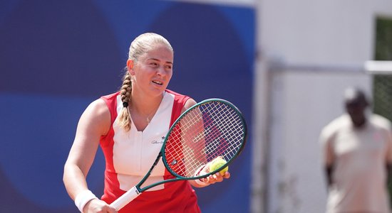 Ostapenko uzzina pretinieci Sinsinati turnīra otrajā kārtā un uzvar dubultspēlēs