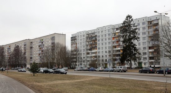 Daudzdzīvokļu māju īpašnieki varēs lūgt apturēt vidi degradējošas būves statusu uz remonta laiku