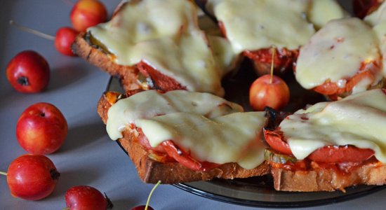 Горячие бутерброды с сыром, яблоками и помидорами