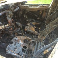 ФОТО, ВИДЕО: Ночью в Плявниеках сгорел Volkswagen - случайность или поджог?