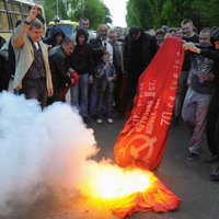 Во Львове временно отменен запрет на красные флаги