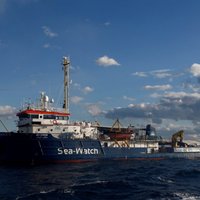 Uz kuģa 'Sea-Watch 3' esošajiem imigrantiem ļaus izkāpt Itālijā