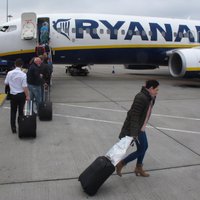'Ryanair' turpinās reisu atcelšanu līdz martam