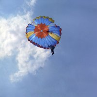 Шокирующие кадры: 11-месячного ребенка заставили летать на парашюте