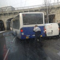 ФОТО: В центре Риги блокировано движение - автобус столкнулся с "легковушкой"