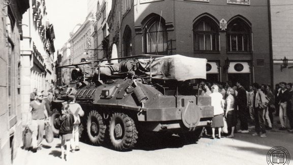 2_1991.g. 21. augusts. PSRS puča laikā Latvijā. Fotogrāfs Laimonis Martinsons_logo