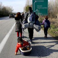 Grieķijā vai migrantu Balkānu maršrutā var izraisīties humānā krīze, brīdina komisārs