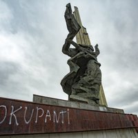 Uzvaras parkā esošā pieminekļa pakājē uzķēpāts uzraksts 'okupanti'