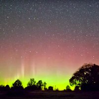 ФОТО, ВИДЕО: Минувшей ночью жители Латвии наблюдали красочное северное сияние