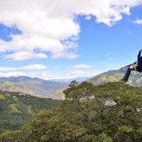 Izklaide tikai drosmīgajiem – pasaulē augstākās šūpoles Ekvadorā