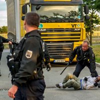 Francijas policija ar asaru gāzi izklīdina vairāk nekā 800 migrantu