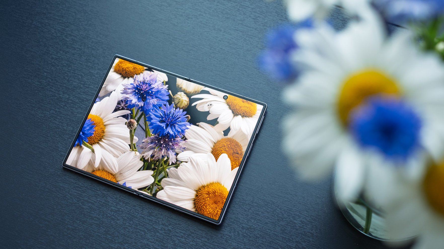 Vēl viens salokāmais – "Samsung" izziņo jauna formāta "Fold 8" viedtālruni