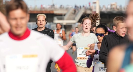 Foto: Skrējēji pasaules čempionātā mērojas spēkiem Rīgas ielās