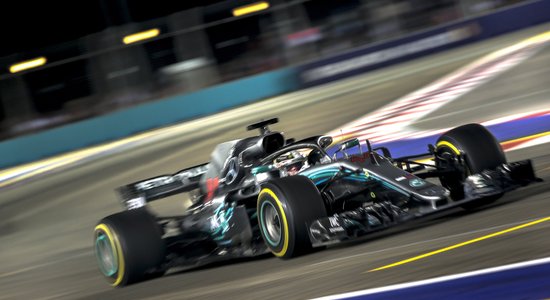 Soli tuvāk piektajam titulam: Hamiltons gūst uzvaru F-1 Singapūras 'Grand Prix' izcīņā