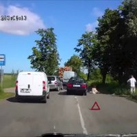 На Даугавгривском шоссе сбили женщину, спешившую на автобусную остановку (видео)