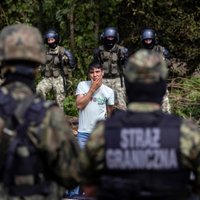 Migranti uz robežas var būt saistīti ar teroristiem; baltkrievi provocē poļu karavīrus, atklāj Varšava