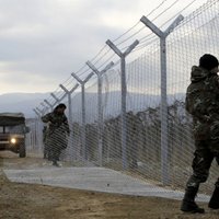 EK 'ļoti satraukta' par sadursmēm ar imigrantiem uz Maķedonijas-Grieķijas robežas