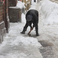 Вице-мэр Риги поручил мобилизовать всех дворников на борьбу с гололедом