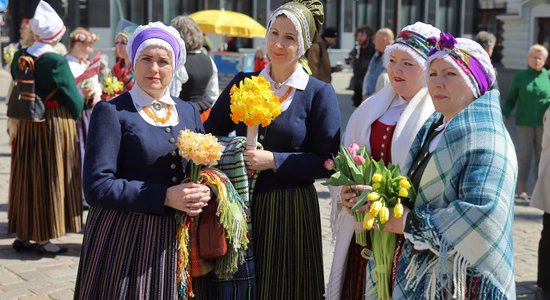 Foto: Saulainās Rīgas ielas piepilda krāšņais tautastērpu gājiens