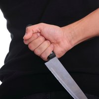 ЧП в центре Риги: юноша ударил мужчину ножом в шею