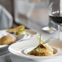 Вино к стейку и к морепродуктам: 5 советов сомелье по сочетаемости вина с блюдами