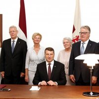 Foto: Valsts prezidents atgriežas Rīgas pilī