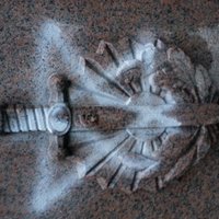 ФОТО: вандалы разрисовали краской памятник защитникам Риги