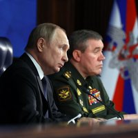 Krievijā lūdz ierosināt krimināllietu pret Putinu par vārdu 'karš'; skolās ievieš militāro apmācību
