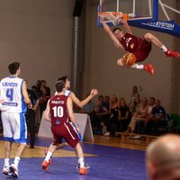 Latvijas U-16 basketbolisti savās mājās notiekošo EČ sāk ar grūtu uzvaru pār Grieķiju