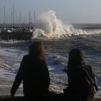 Vētra 'Karmena' plosās Francijas ziemeļos; bez elektrības palikušas 40 000 mājsaimniecības