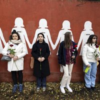 Mirušās tēvs aicina vīriešus būt 'pārmaiņu aģentiem'. Kā jaunas sievietes slepkavība satricināja Itāliju